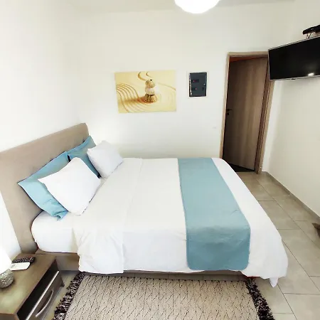 Apartmán Avalon Cosy Kiku Studio For 2 With Shared Swimming Pool *