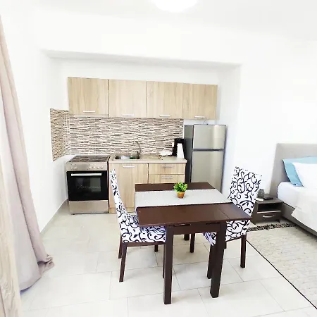 Apartmán Avalon Cosy Kiku Studio For 2 With Shared Swimming Pool
